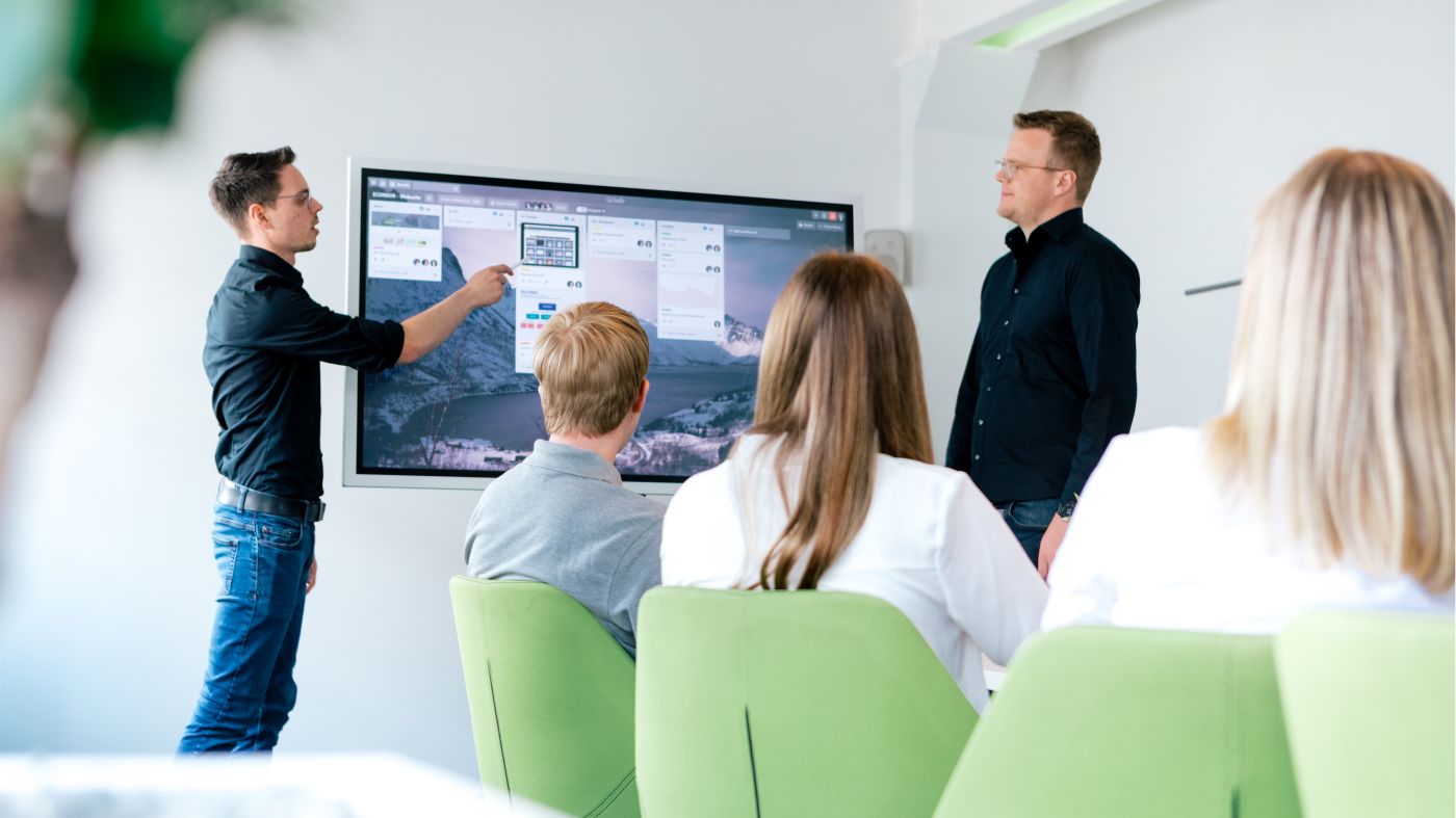 TYPO3 – Experten in einem Meeting HTTP vs. HTTPs – Worin liegt der Unterschied und welches sollten Sie verwenden?