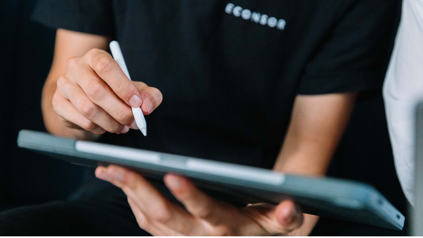 TYPO3 – Mitarbeiter am Tablet TYPO3-Updates – Wenn es an der Zeit ist, Ihre Webseite zu upgraden!