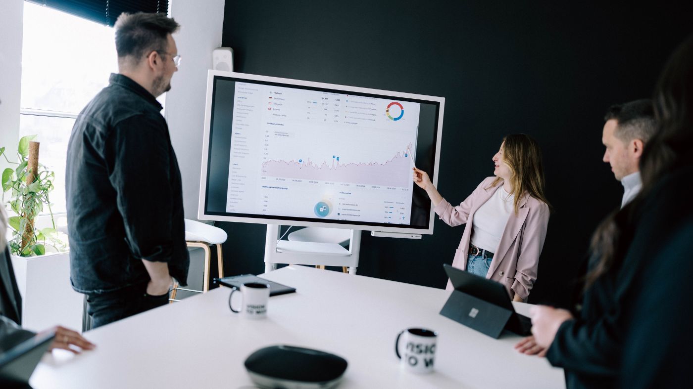 TYPO3 – Expertin präsentiert Analysen Google Analytics 4 vs. Universal Analytics – Ein Vergleich im Überblick