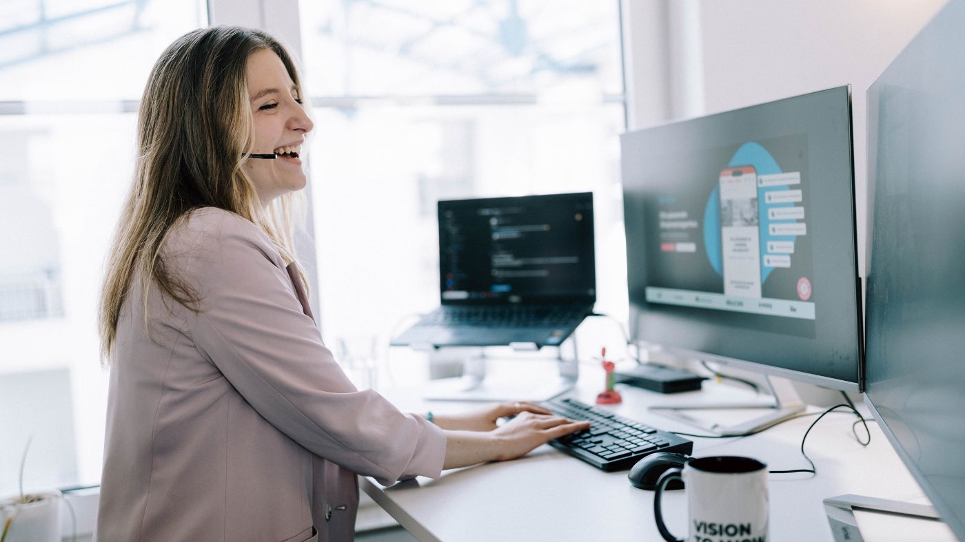 TYPO3 – Mitarbeiterin telefoniert Typo3: Erfolg mit mehrsprachigen Websites