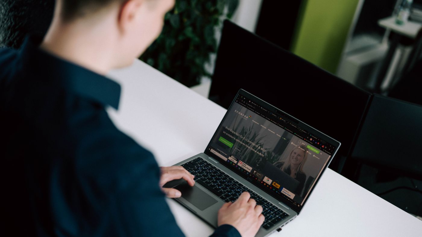 TYPO3–Experte am Laptop So erhöhst du die Schnelligkeit deiner Webseite